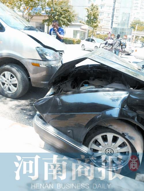 轎車逆行撞上路邊車 兩車破相轎車司機(jī)滿嘴血