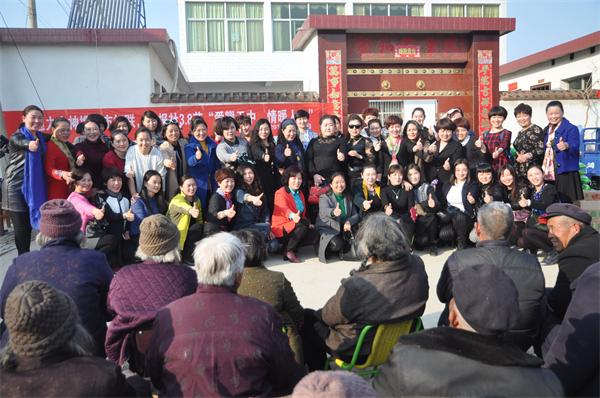 天中魅力女神群百名女企業(yè)家革命老區(qū)獻(xiàn)愛(ài)心