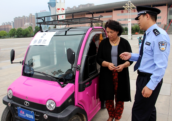 13輛四輪電動(dòng)汽車物還原主 失主集體向民警點(diǎn)贊