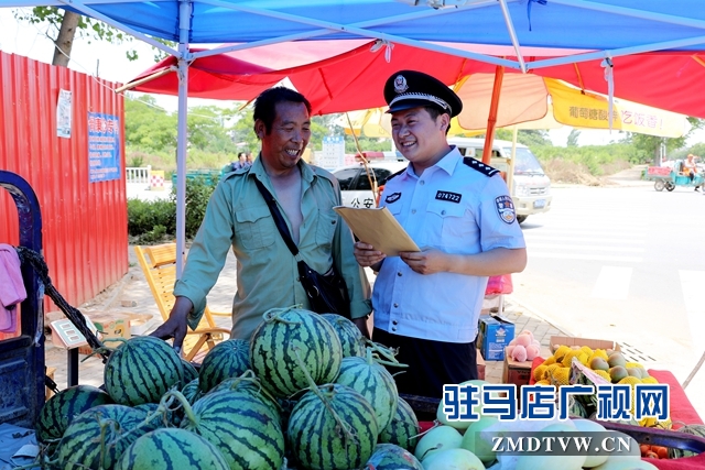 劉獻(xiàn)偉走訪瓜農(nóng)，瓜農(nóng)稱對轄區(qū)安全感非常滿意1.jpg