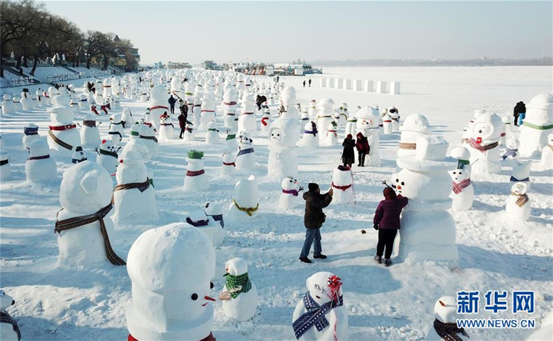 1月2日，市民、游客在雪人群中游玩觀賞（無人機(jī)拍攝）。2019個各式各樣的雪人，近日在冰城哈爾濱市的松花江畔亮相，引來眾多市民游客游玩觀賞。新華社記者 王建威 攝