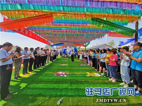 平輿縣藍天芝麻小鎮(zhèn)天天水上樂園華美綻放，千畝荷塘荷花也妖艷開放