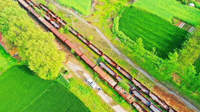 十多年的停運已經(jīng)讓這一列客車銹跡斑斑。