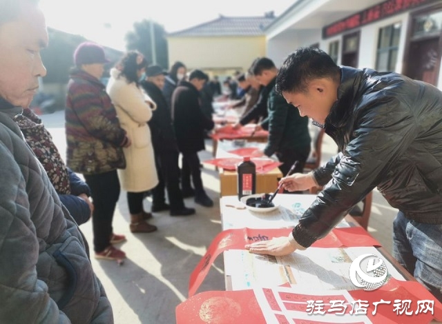 上蔡：義寫春聯(lián)送祝福 劉莊村里年味濃