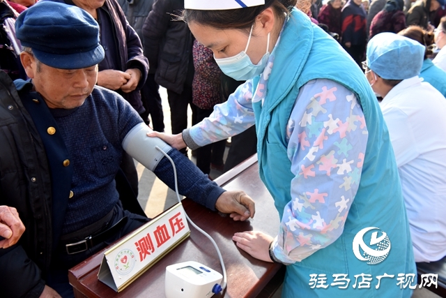 平輿縣中心醫(yī)院開展“健康天中行·大醫(yī)獻(xiàn)愛心”宣傳義診活動