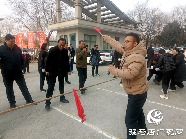 駐馬店廣播電視臺(tái)舉辦迎新年拔河比賽