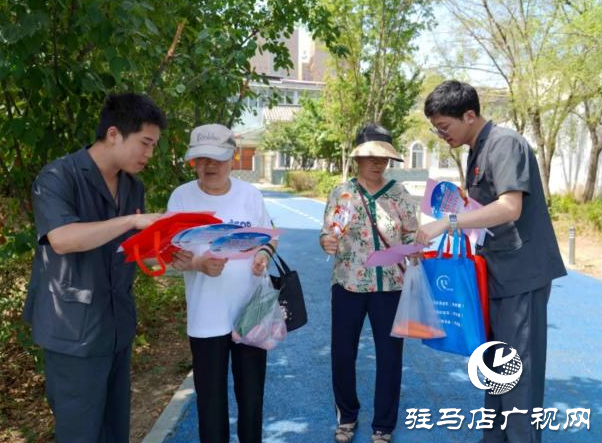 平輿縣：公園普法送“清涼”