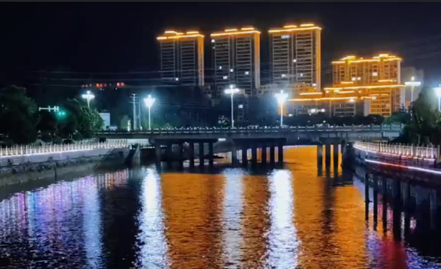 泌陽縣雙龍公園的迷人夏夜