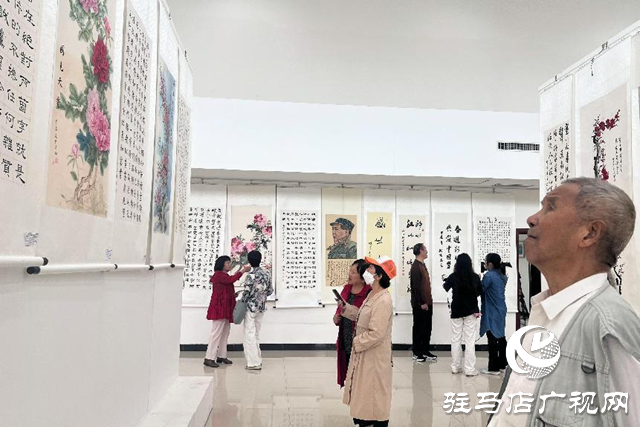 駐馬店市舉辦老年書畫展 慶祝新中國成立75周年