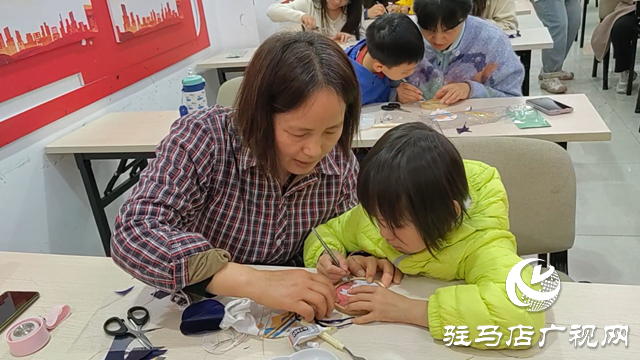 駐馬店市總工會舉行“金絲彩砂畫”職工親子活動