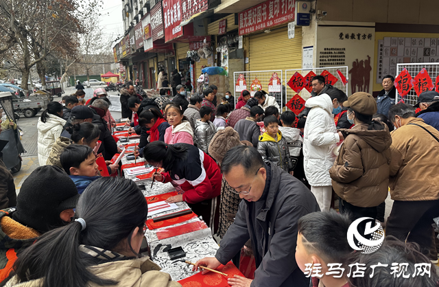 駐馬店市第一小學：師生攜手書春韻 義寫春聯(lián)賀新年