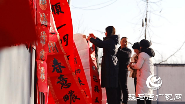 山東大學(xué)攜手確山縣文聯(lián)開展蛇年送春聯(lián)送福字進(jìn)社區(qū)活動