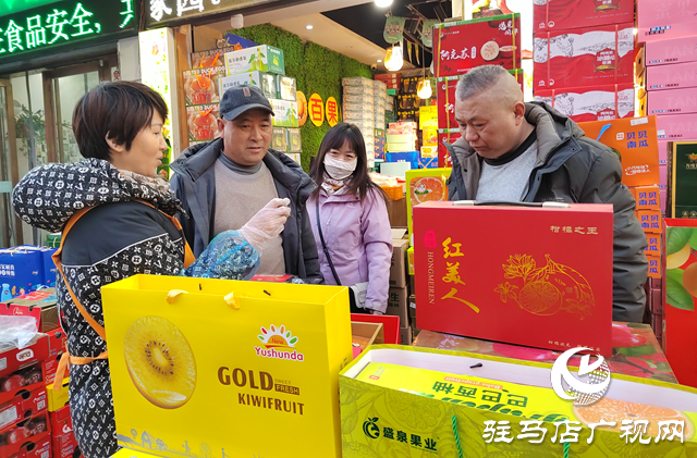 駐馬店：年味兒漸濃 禮盒類(lèi)商品熱銷(xiāo)