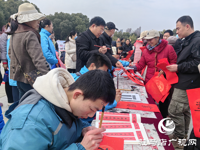 駐馬店市第四中學(xué)開展寫春聯(lián)剪窗花送祝?；顒? width=