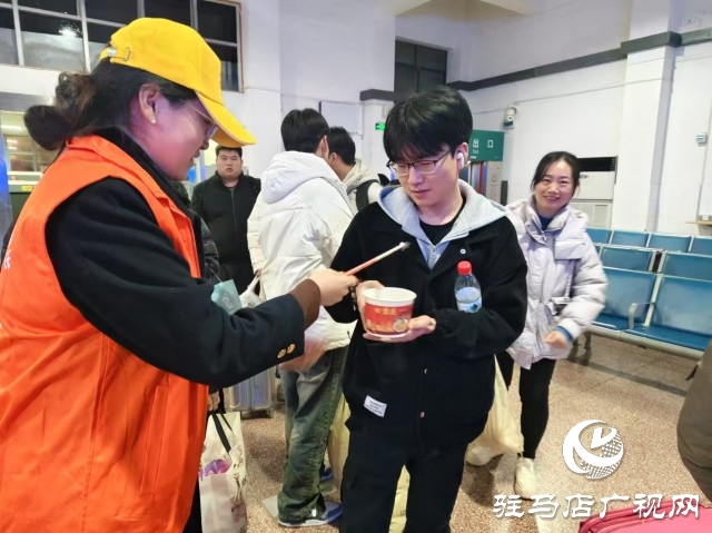 駐馬店車務(wù)段：送“福”送餃子 除夕夜鐵路人不打烊