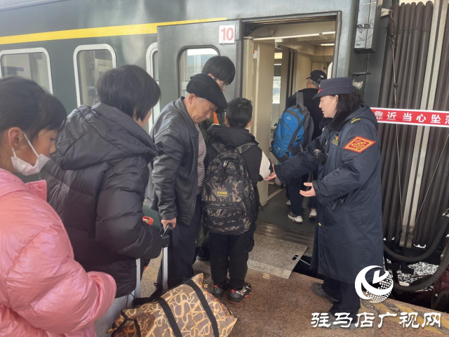 “春節(jié)我在崗”——鐵路客運值班員張燕華