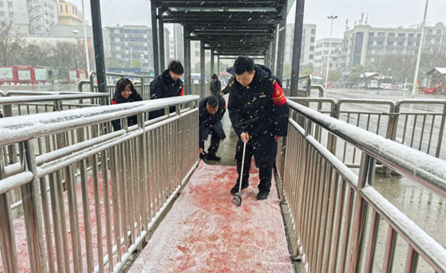 駐馬店車務(wù)段全力應(yīng)對雨雪天氣服務(wù)旅客出行