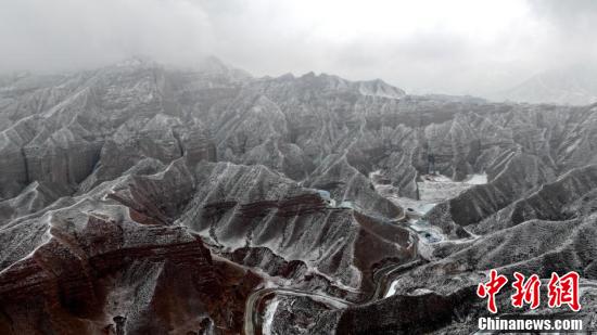 黃河上游春雪覆山巒 云山霧繞似水墨圖畫