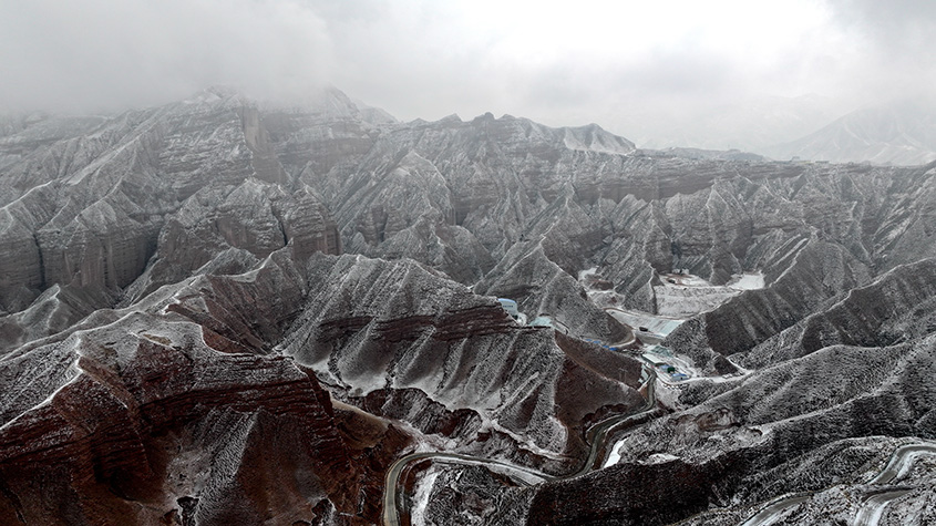 黃河上游春雪覆山巒 云山霧繞似水墨圖畫(huà)